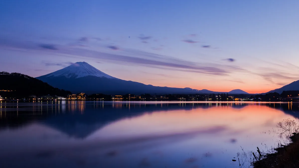 Sonnenuntergang über dem Fuji, Spiegelung im ruhigen Wasser